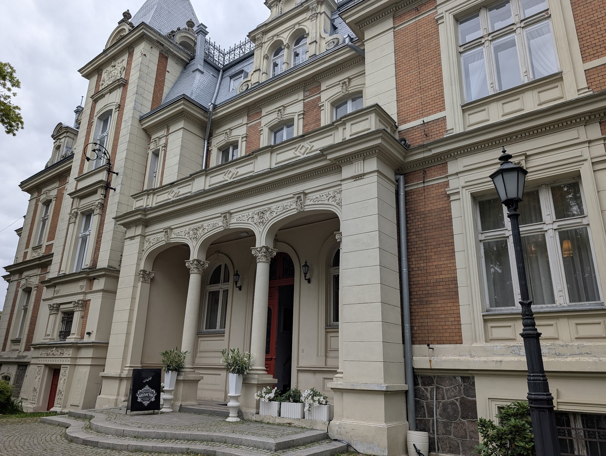 Pałac Ksawerów - zabytkowa fasada budynku, w którym mieści się Gustattoo Studio
